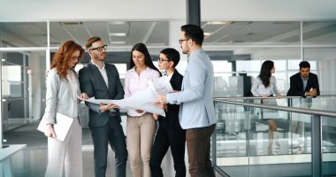 Bir grup mimar ve iş adamı birlikte çalışıyor ve beyin fırtınası yapıyorlar.