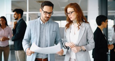 İş adamları konferansı ve toplantı modern ofiste olacak.