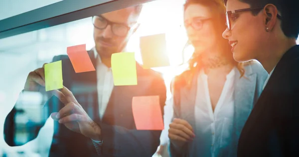 Les Gens Affaires Travaillent Ensemble Sur Projet Brainstorming Dans Bureau — Photo