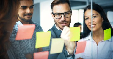 Birlikte bir proje üzerinde çalışırken ve ofiste beyin fırtınası iş adamları