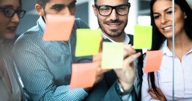 Modern ofisinde çalışan kurumsal teamworking arkadaşları