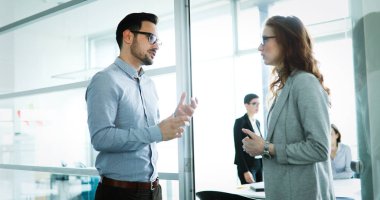 Birlikte bir proje üzerinde çalışırken ve ofiste beyin fırtınası iş adamları