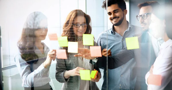 Modern toplantı odasında etmek ve iş kişi konferans