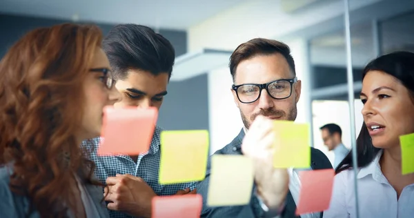 Kreative Professionelle Geschäftsleute Arbeiten Geschäftsprojekten Büro — Stockfoto