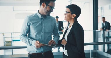 Modern ofisinde çalışan kurumsal teamworking arkadaşları