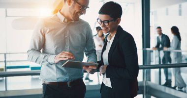 Birlikte bir proje üzerinde çalışırken ve ofiste beyin fırtınası iş adamları