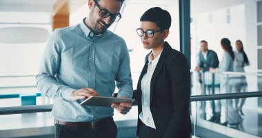 Modern ofiste tablet kullanan mutlu iş arkadaşları