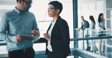 Birlikte modern ofiste çalışan iş muhasebeciler