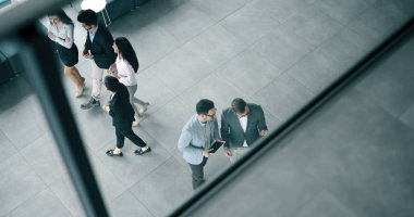 İş adamları iş office projesinde birlikte çalışma grubu