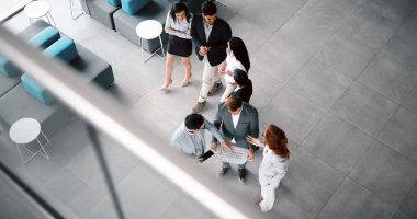 Modern ofisinde çalışan kurumsal teamworking arkadaşları