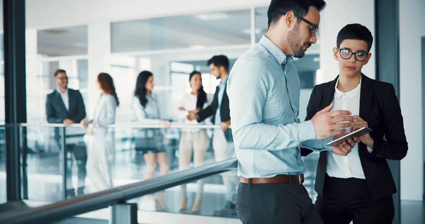 Compañeros Negocios Felices Oficina Moderna Usando Tableta — Foto de Stock