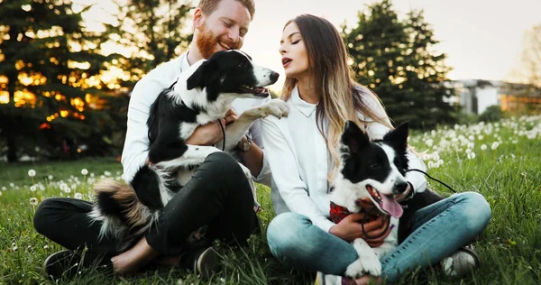 Par njuter av sin tid med husdjur — Stockfoto