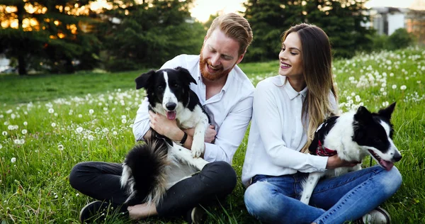 Pareja disfrutando de su tiempo con mascotas —  Fotos de Stock