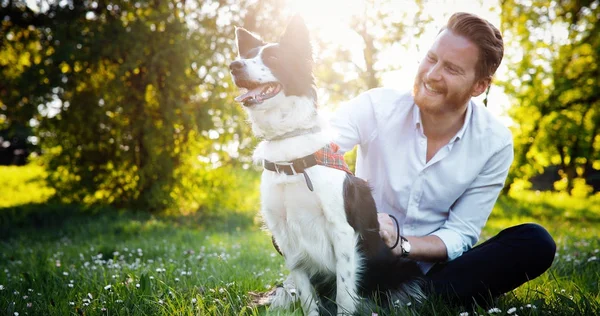 Чоловік грає зі своїм собакою — стокове фото