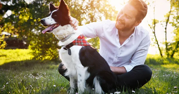 Hombre abrazando a su perro —  Fotos de Stock