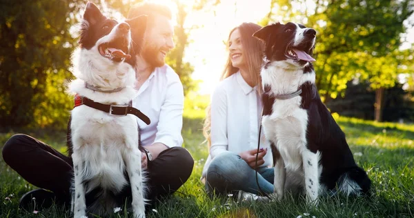 Par njuter av sin tid med husdjur — Stockfoto