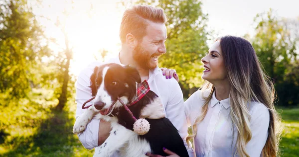 Pareja romántica paseando perro —  Fotos de Stock