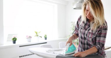 kadın giysileri evde Ütü