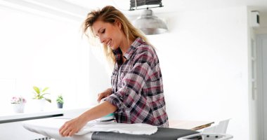 genç kadın elbise Ütü 