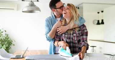 Çift evde ev işleri yapıyor