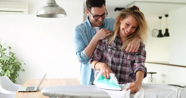 Pareja en casa haciendo tareas domésticas — Foto de Stock