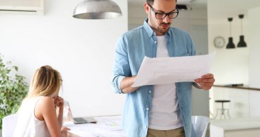 Genç Mimarlar birlikte proje hakkında tartışmaya resmini