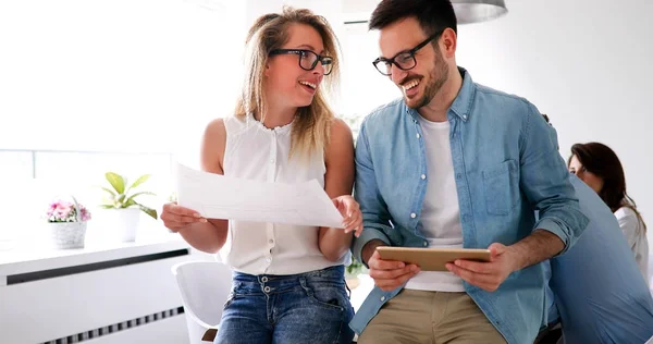 Gruppo di architetti che lavorano insieme — Foto Stock