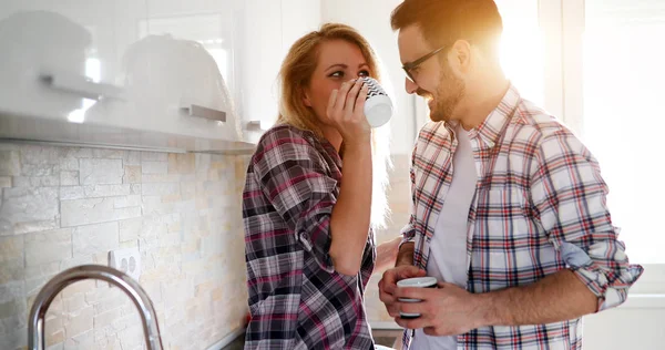 Couple amoureux à la maison boire du café — Photo