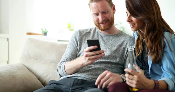 Paar of vrienden met behulp van mobiele telefoon — Stockfoto