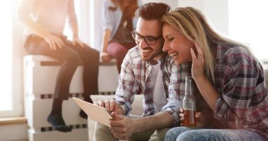 Mutlu çift aşık tablet üzerinde sörf 