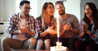 Arkadaşının eğlenceli üzerinde partisi