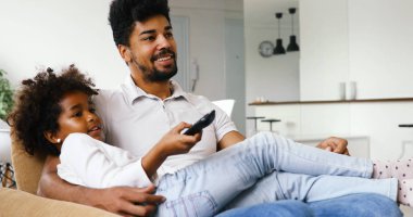 Baba ve kızı ve tv izlerken 