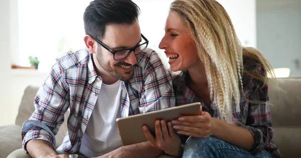 Mutlu çift aşık tablet üzerinde sörf — Stok fotoğraf