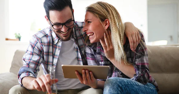 Casal feliz no amor surf no tablet — Fotografia de Stock