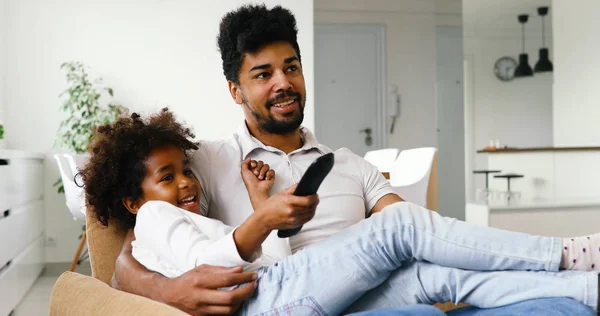 Padre e figlia guardando la televisione — Foto Stock