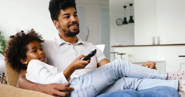 Батько і дочка і дивитися телевізор — стокове фото