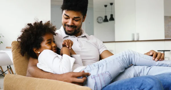 Famiglia afro-americana guardando la tv — Foto Stock