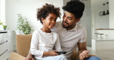  Baba ve kızı ve tv izlerken 