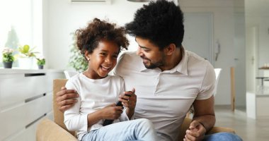 Afro-Amerikan aile TV izlerken