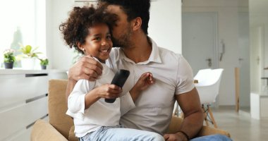 Baba ve kızı ve tv izlerken