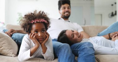 televizyon izlerken mutlu bir aile 