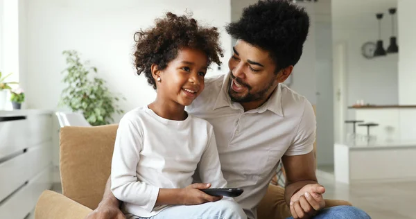 Baba ve kızı ve tv izlerken — Stok fotoğraf