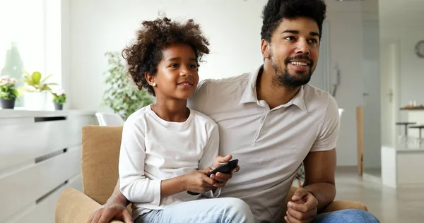 Afroamerikanska familj titta på tv — Stockfoto