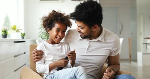 アフリカ系アメリカ人の家族がテレビを見て — ストック写真