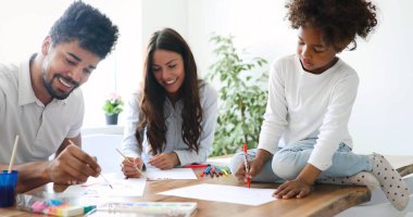 Annesi ve babası ile birlikte çocuk çizim