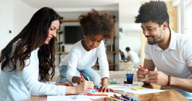 Annesi ve babası ile birlikte çocuk çizim