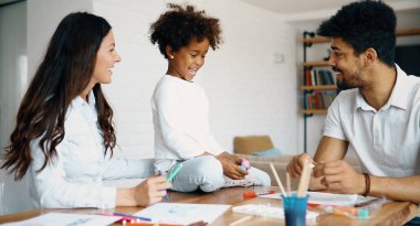 Annesi ve babası ile birlikte çocuk çizim