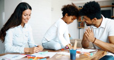 Annesi ve babası ile birlikte çocuk çizim