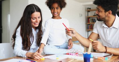 Annesi ve babası ile birlikte çocuk çizim