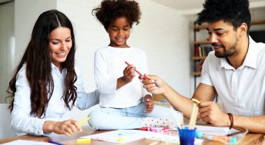 Annesi ve babası ile birlikte çocuk çizim